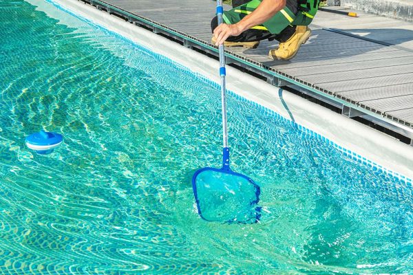cleaning-swimming-pool-with-skimmer-net-resize-1.jpg